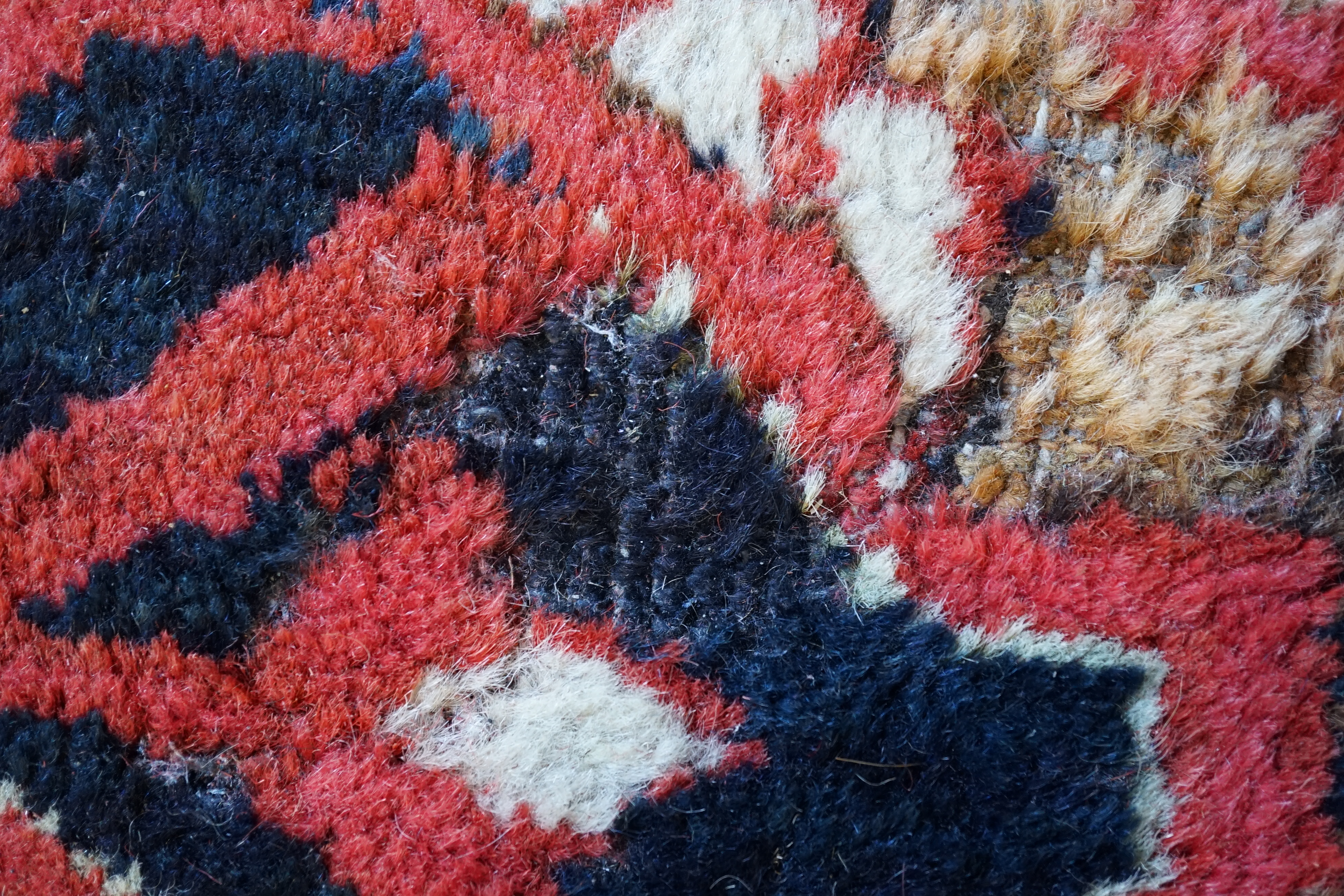 An antique Heriz carpet, 410 x 295cm